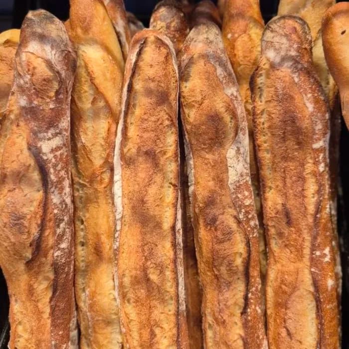 Baguette de tradition française — boulangerie Chez Flo Paris 13e