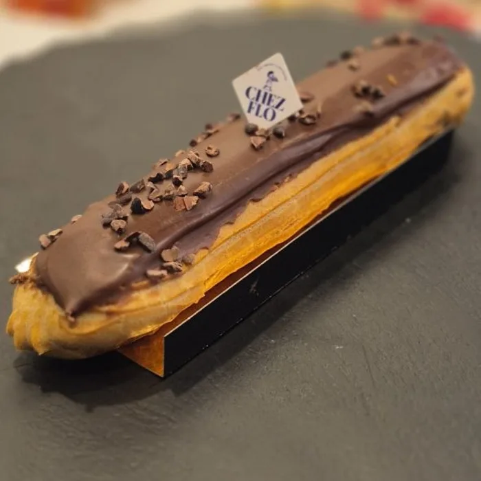 Éclair au chocolat — pâtisserie artisanale Chez Flo Paris 13e