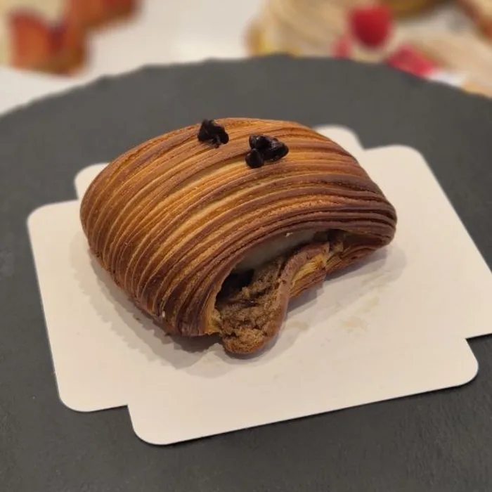 Feuilleté praliné — viennoiserie artisanale Chez Flo Paris 13e