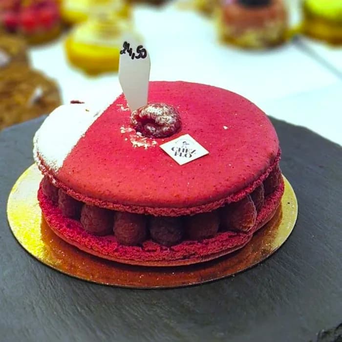 Macaron XXL framboise garni de framboises fraîches, Chez Flo boulangerie Paris 13e