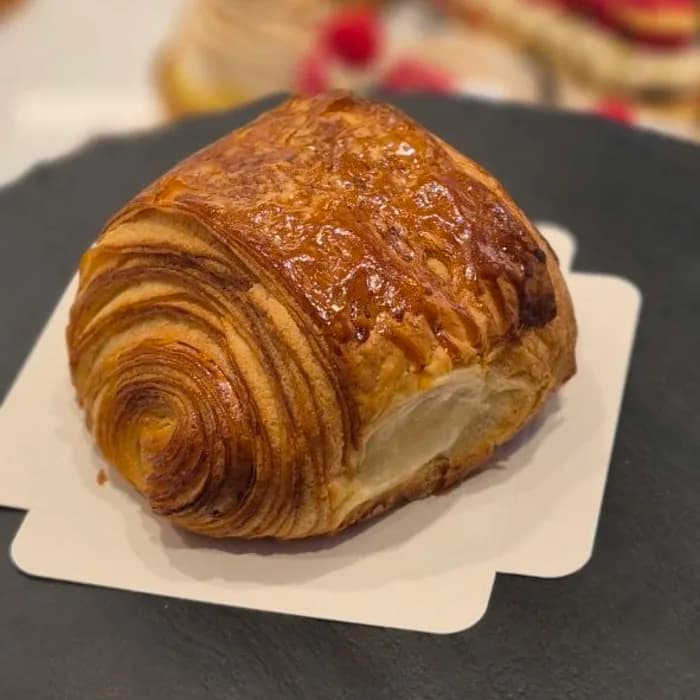 Pain au chocolat — viennoiserie artisanale Chez Flo Paris 13e