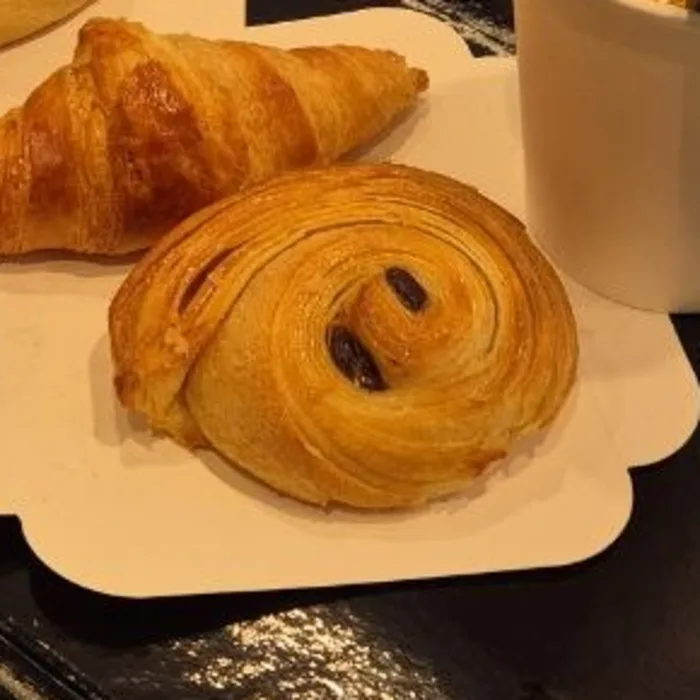 Pain aux raisins et croissant, viennoiseries artisanales Chez Flo Paris 13e