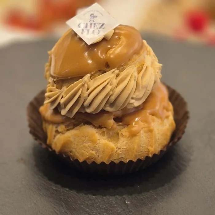 Religieuse au café, pâtisserie artisanale Chez Flo Paris 13e