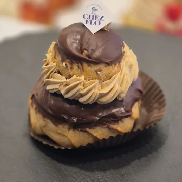 Religieuse au chocolat, pâtisserie artisanale Chez Flo Paris 13e