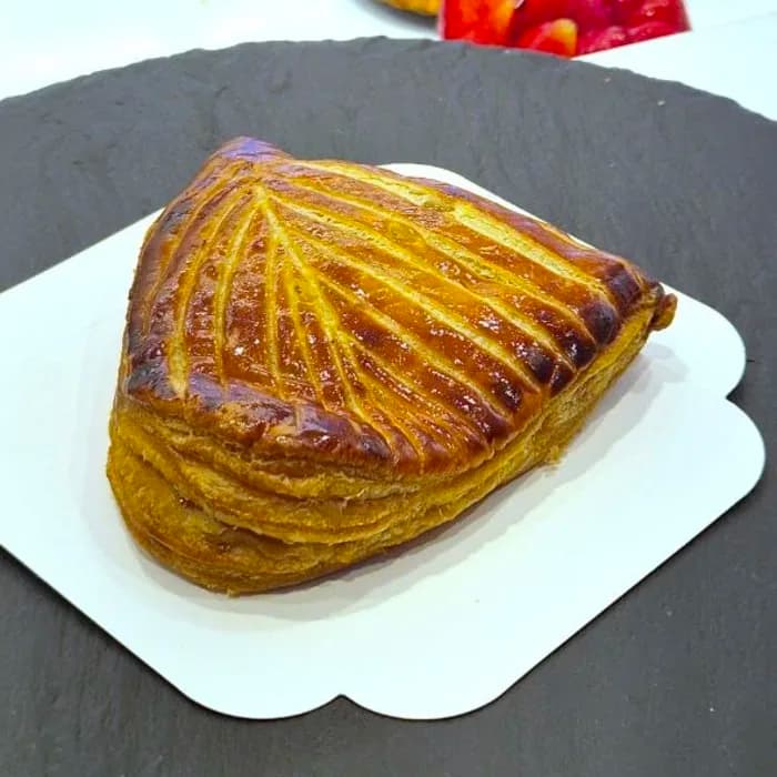 Chausson aux pommes, viennoiserie artisanale Chez Flo Paris 13e