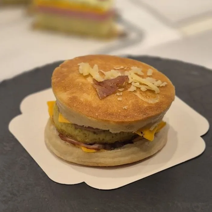 Eggs Muffin jambon-fromage, petit-déjeuner Chez Flo Paris 13e